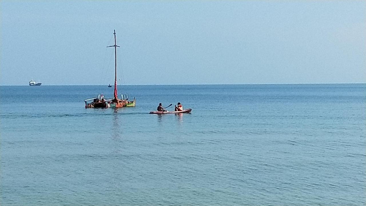 Omah Laut Bondo Jepara - By The Beach, Direct View Of The Sea, Great Base For Water Sports Margokerto Ngoại thất bức ảnh